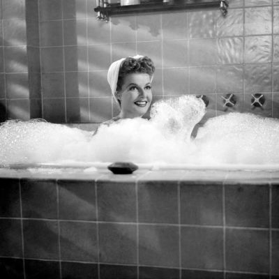 Elokuvatähti Ann Sheridan vaahtokylvyssä elokuvassa "Doughgirls".