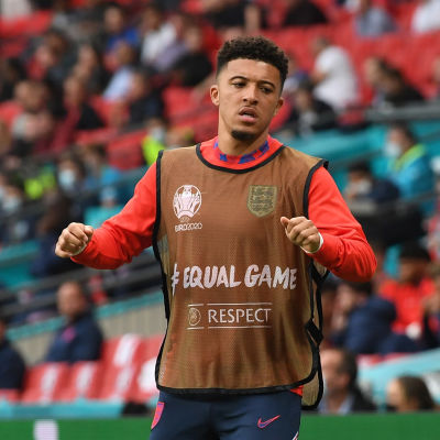 Jadon Sancho värmer upp.