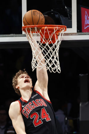 Lauri Markkanen tror att säsongen kan fullföljas Lauri Markkanen gör två poäng för Chicago.