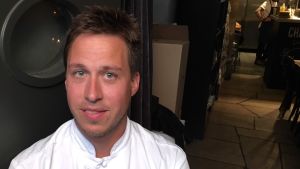 Köksmästaren Filip Jerkeby är mitt inne i årets stressigaste vecka för restaurangerna i Visby. Porträttbild på Filip Jerkeby.