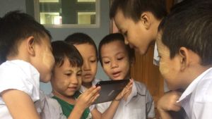 Kutsuvieras-ohjelmassa Perttu Pölönen kertoo, miten digitaalilaitteita voi käyttää oppimisen apuna. Lapsia Myanmarissa