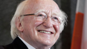 – En låtsad minnesförlust kring de obekväma aspekterna av vår delade historia hjälper oss inte att skapa en bättre gemensam framtid, säger Irlands president Michael D. Higgins. Irlands president, en äldre herre med vitt hår i kostym och slips, ler mot kameran.