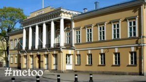 Åbo Akademis huvudbyggnad med metoo-text ovanpå.