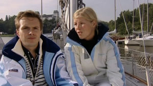 Christoffer Isaksson spelar den vars svensexa dramat kretsar kring och Nina Harjula hans flickvän/ fru. fyra sånger från finland humorserie fiktiv dokumentär
