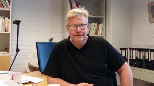 Michael Uljens, professor i pedagogik vid Åbo Akademi i Vasa. Michael Uljens, professor i pedagogik vid Åbo Akademi i Vasa, sitter i sitt arbetsrum på Academill.