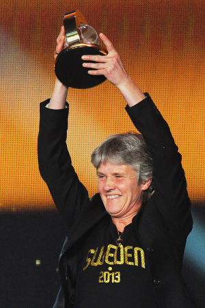 Pia Sundhage blev vald till årets damtränare på Fifa-galan 2012. Pia Sundhage lyfter priset efter att blivit vald till årets damtränare.