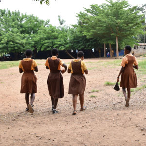 Viisi tyttöä matkalla kouluun