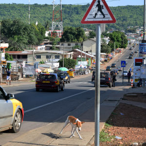 Fler vägar har byggts på den afrikanska landsbygden 2016-2018. Här trafikled i Ghana. Liikennettä Hon kaupungin pääkadulla Ghanassa
