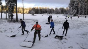 Snö samlas ihop med talkokraft. Vöyriläiset kolasivat satanutta lunta hiihtoladulle talkoovoimin.