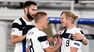 Finland slog Irland och Bulgarien både hemma och borta i höst. Finland jublar efter mål.