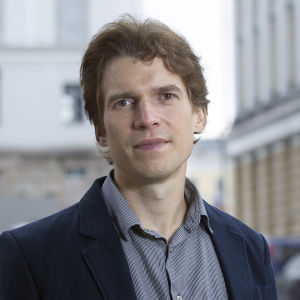 Professor Jan-Erik Lönnqvist säger att han själv har upplevt att Audi- och BMW-förare oftare än andra struntar i trafikreglerna. Jan-Erik Lönnqvist, professor i socialpsykologi vid Svenska social- och kommunalhögskolan vid Helsingfors universitet.