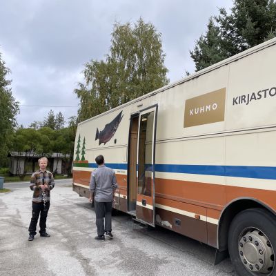Mikko Hyvönen ja Lauri Sallinen Kuhmon kirjaston kirjastoauton edessä.