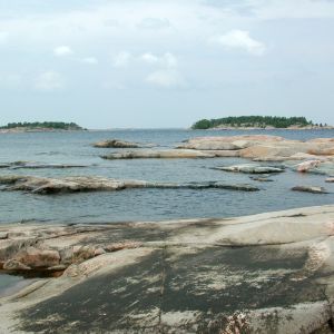 Skärgårdsklippor vid havet.