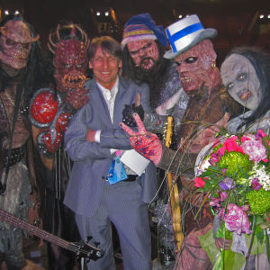 Kjell Ekholm med Lordi på scenen i Aten några minuter efter segern i Aten 2006.