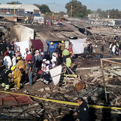 Röjande pågår efter att en fyrverkerimarknad exploderade i Mexiko.