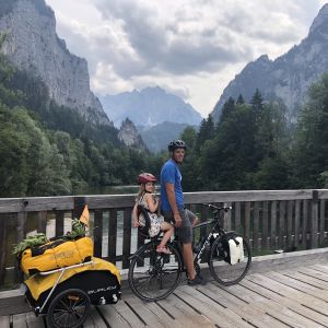 Familjen Voit på cykelsemester i Alperna. far och dotter cyklar i Alperna
