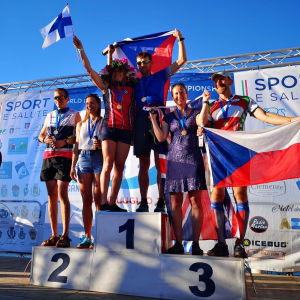 Yvonne Gunell på prispallen för att ha vunnit guld i veteran-VM inom orientering.