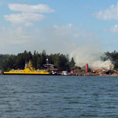 Plattform brinner vid Retais i Korpo.