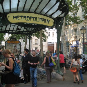 Abbessesin metroaseman sisäänkäynti Pariisissa ja ihmisvilinää.