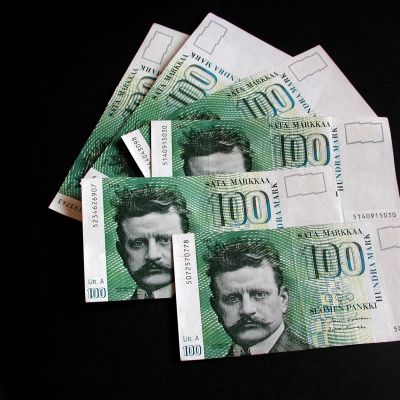 100 markan seteleitä.