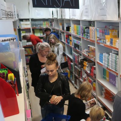 Asiakkaita Jamera-kirjakaupassa Tampereella.