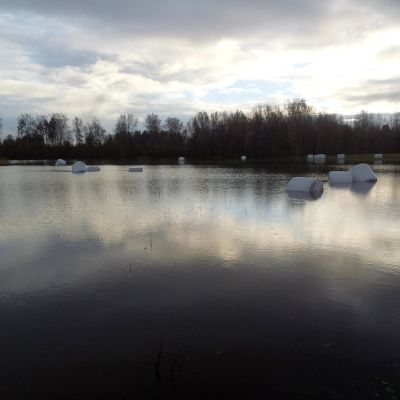 heinäpaaleja tulvan keskellä