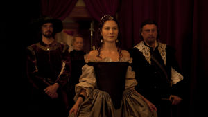Kristina (Malin Buska), greve Johan von Oxenstierna (Lucas Bryant) och kansler Axel von Oxenstierna (Michael Nyqvist) strax före kröningen. Malin Buska som drottning Kristina