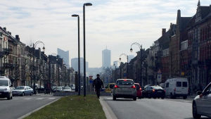 En soldat patrullerar i Simonis i Bryssel. En soldat mitt på motorvägen i Simonis. Simonis ligger nära Molenbeek i Bryssel.
