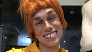Nöpö-Felix, en av karaktärerna som Christoffer skapat för sketchprogrammet Putous. Christoffer Strandberg som Nöpö-Feelix