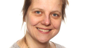 Lotta Paakkunen leder takorganisationen för föräldraföreningarna i Lojoskolorna. porträttbild av kvinna