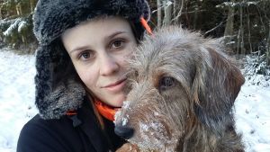 Johanna Borg gillar att jaga med sina taxar. Varje vecka lägger hon ut egna spår i skogen så att de kan träna. Johanna Borg ute på jakt med en av sina taxar.