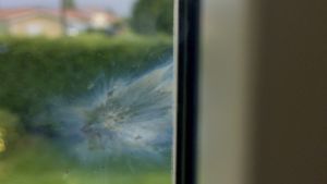 Raket träffade fönstret Spår av en raket som skjutits i Harriet Eklund-Hortans köksfönster.