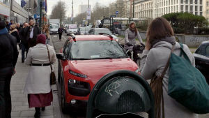 Folk står utanför den evakuerade metrostationen Arts-Loi som ligger precis innan metrostationen Maelbeek i Bryssel. Folk står utanför den evakuerade metrostationen Arts-Loi som ligger brevid metrostationen Maelbek i Bryssel.