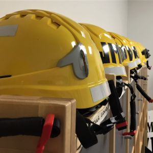 Palokunnan nuoriso-osaston kypäriä rivissä Luumäen paloasemalla.