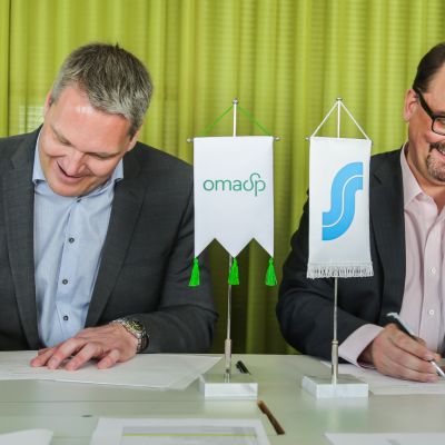 Toimitusjohtaja Pasi Sydänlammi Oma Säästöpankista ja Pekka Ylihurula S-Pankista allekirjoittivat kauppakirjat Helsingissä.