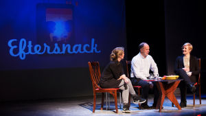 Ett program som med jämna mellanrum kan ses live är Yle Vegas Eftersnack. Här under en utesändning ifjol. Jeanette Björkqvist, Magnus Londen och Elli Flen sitter på scenen i Wasa teater