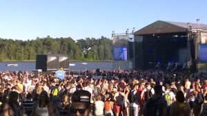 Blå himmel och svalkande hav, och en av festivalens fem scener festivalmiljö