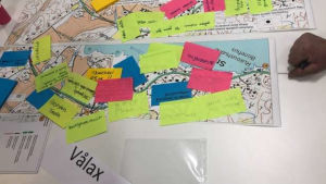 Byborna fick lämna in sina idéer på post-it-lappar. Post-it lappar på ett bord