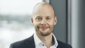 Forcits vd Joakim Westerlund berättar att personalen inom produktionen iakttar största försiktighet och kommer inte på jobb med symptom, en del jobbar på distans, arbetsresor och besök på fabriken i Hangö är begränsade. Man i närbild.