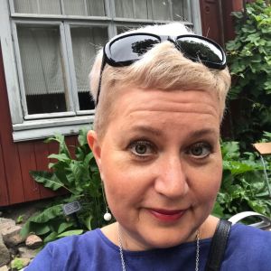 Heidi Juslin-Sandin Selfie av Heidi Juslin-Sandin vid somrigt torp.