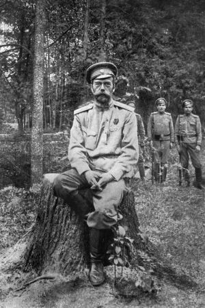 Den abdikerade tsaren på en stubbe i Pskov Den abdikreade Nikolaj II sitter på en stubbe