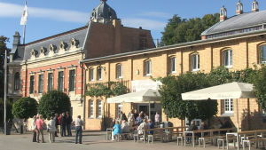 Besökargrupp utanför företagets huvudkontor. Besökargrupp utanför företagets huvudkontor.