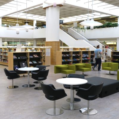Jyväskylän kaupungin pääkirjaston aula.