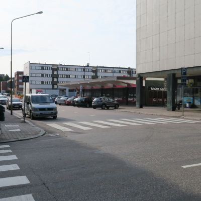 Keskuskadun ja Kapteeninkadun risteys Kotkansaarella.