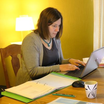 Ilona Manninen tekee palvelumuotoilun etätehtäviä kotonaan Kouvolassa.