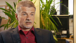 Psykolog Aku Kopakkala fick sparken från Mehiläinen. Vårdkoncernen Mehiläinens rehabiliteringschef Aku Kopakkala