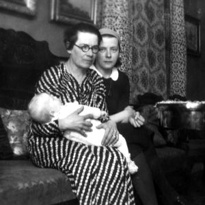 Daggi med Harriet och det första barnbarnet hon inte njuter av att ha i famnen. två kvinnor och en baby