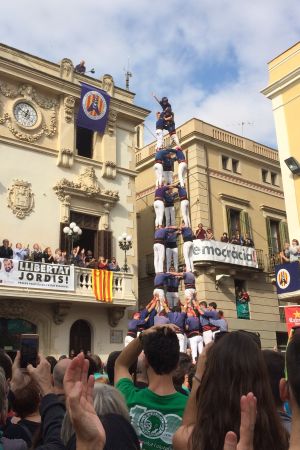 Ekorren (<em>l'enxaneta</em>) signalerar med sin hand att tornet, en 3de9f, är färdigt bgyygt Castell (3de9f) på Plaça de la Vila i Vilafranca del Penedès