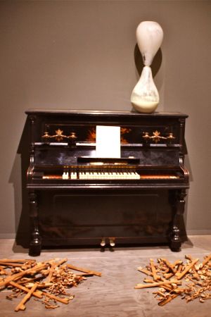 Den britisk-holländske galleristen Hidde van Seggelen lyckades sälja ett nytt verk av den japanska musiker- konstnären Suchan Kinoshita. Verket heter Das Fragment an sich och det inspirerades av en komposition av filosofen Friedrich Nietzsche. Den britisk-holländske galleristen Hidde van Seggelen lyckades sälja ett nytt verk av den japanska musiker- konstnären Suchan Kinoshita. Verket heter Das Fragment an sich och det inspirerades av en komposition av filosofen Friedrich Nietzsche.