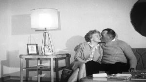 Gunnar och frun Eva på hemmasoffan i New Jersey. Gunnar Bärlund med frun Eva i New Jersey 1964.